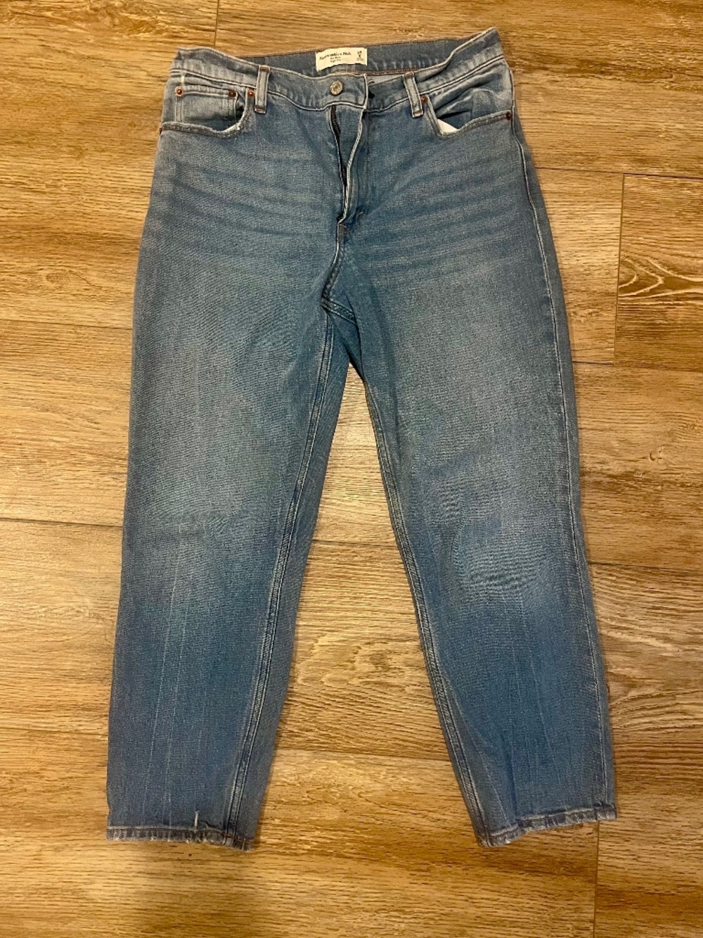 Abercrombie High Rise Mom Jean Size 6/28